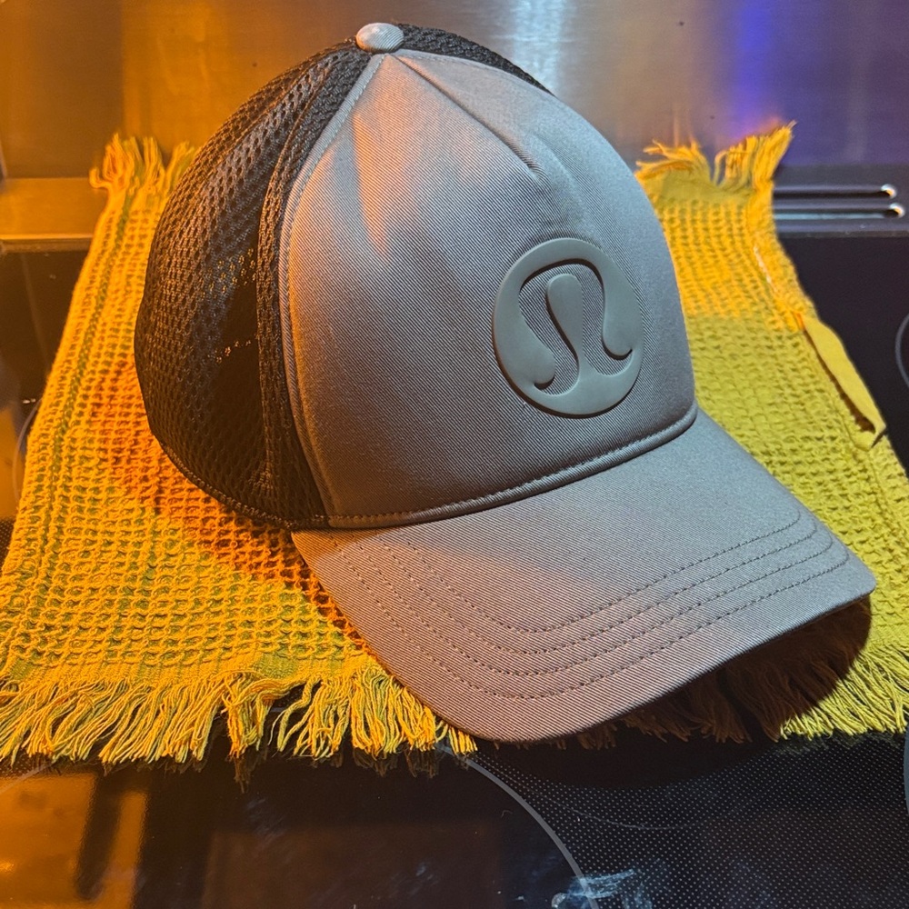 Lululemon olive green trucker hat. Unisex size (S/M).
Adjustable back.